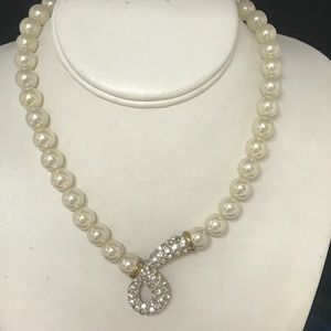 Vintage Pearl Necklace w/ Crystal accent piece.